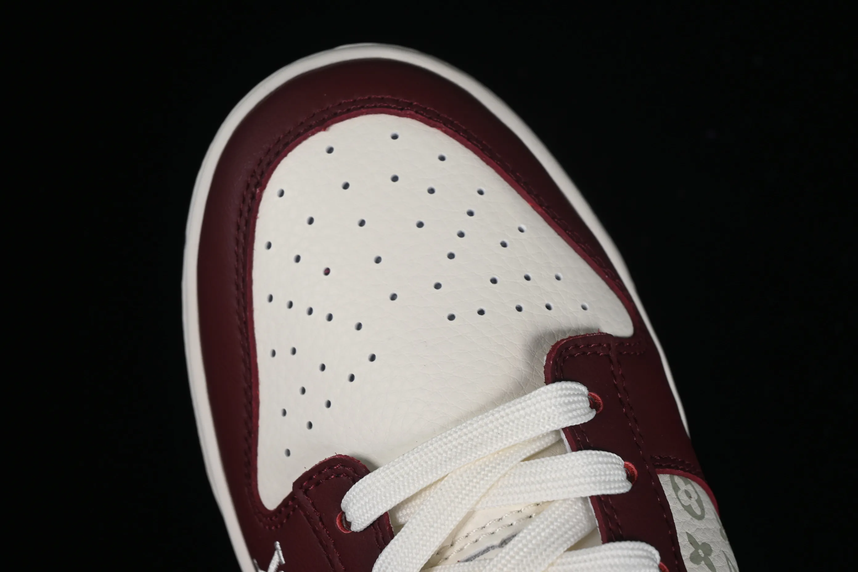 All Categories Nk SB Dunk Series Nk SB Dunk Low Low-top sneakers Louis Vuitton x Nk Dunk Low joint custom-burgundy silver hook SB low-top casual sneakers FC1688-188
